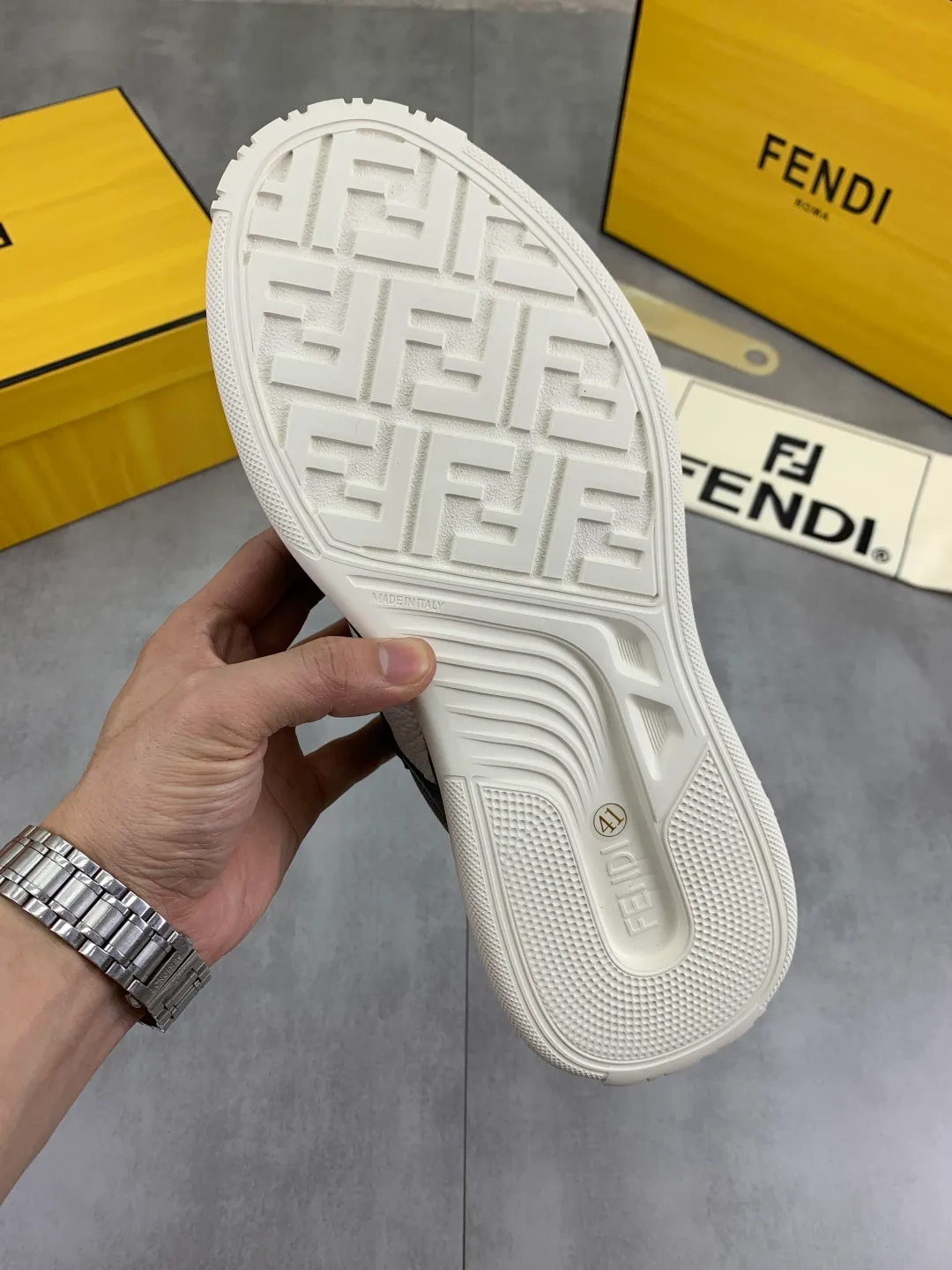 Men's men's shoes 💰P760 new style 💰💎💎💎 summer hot style [FENDI Fendi] top version 🆕New sneakers, wavy soles engraved with original words. Embossed Fendi Flow lettering on the heel. The upper is made of high-end calfskin and breathable materials. Original lining with tone-on-tone details decorated with innovative handcrafting techniques. Ultra-light and wear-resistant TPU and IP foam soles, overall lightweight and comfortable. Size:39-44 (38 45 can be customized)